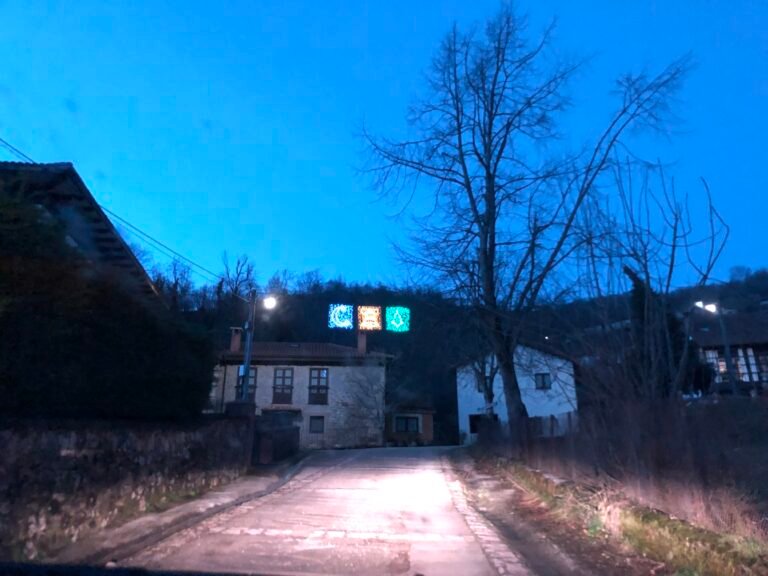 Entrada al pueblo por la noche, la primera casa. CC-BY-SA 4.0