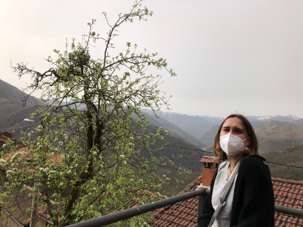 Lucía Nicieza frente al árbol frutal de su familia. (R)