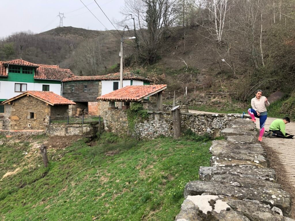 Beatríz Jiménez y su hijo caminando por el pueblo. (R)
