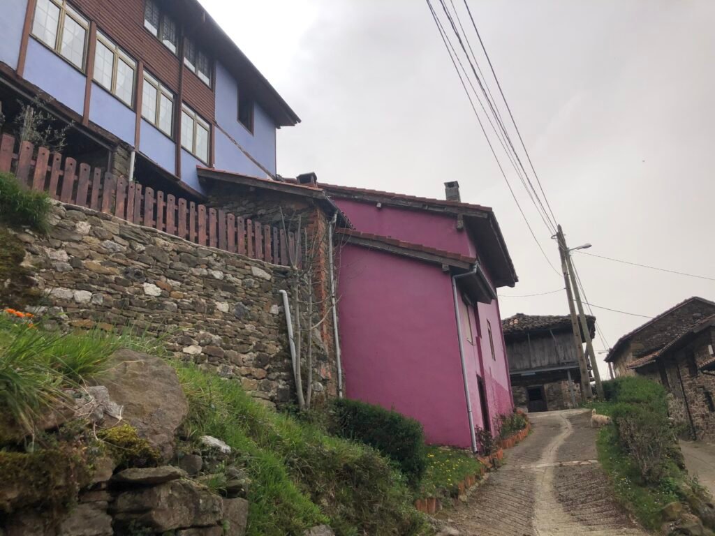 La casa azul y la casa rosa de Prieres. 
CC-BY- SA 4.0