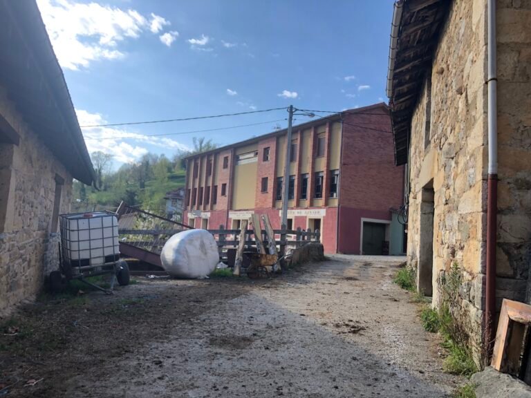 Sala de Juntas de Orlé y plaza del pueblo. Ahí se reúnen y  también se celebran las fiestas. CC-BY-SA 4.0